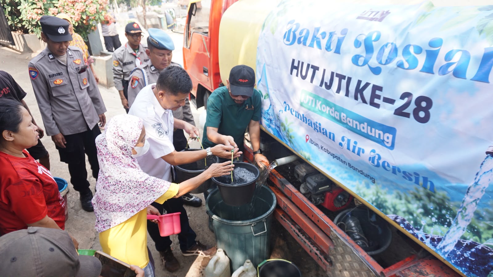 HUT ke-28 IJTI, IJTI Korda Bandung Salurkan 6.000 Liter Air Bersih ke Warga Terdampak Kekeringan di Ibun