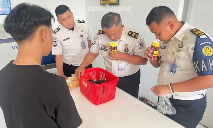 Petugas Rutan Bandung Gagalkan Penyelundupan Diduga Miras Lewat Layanan Kunjungan, Modusnya Bikin Curiga