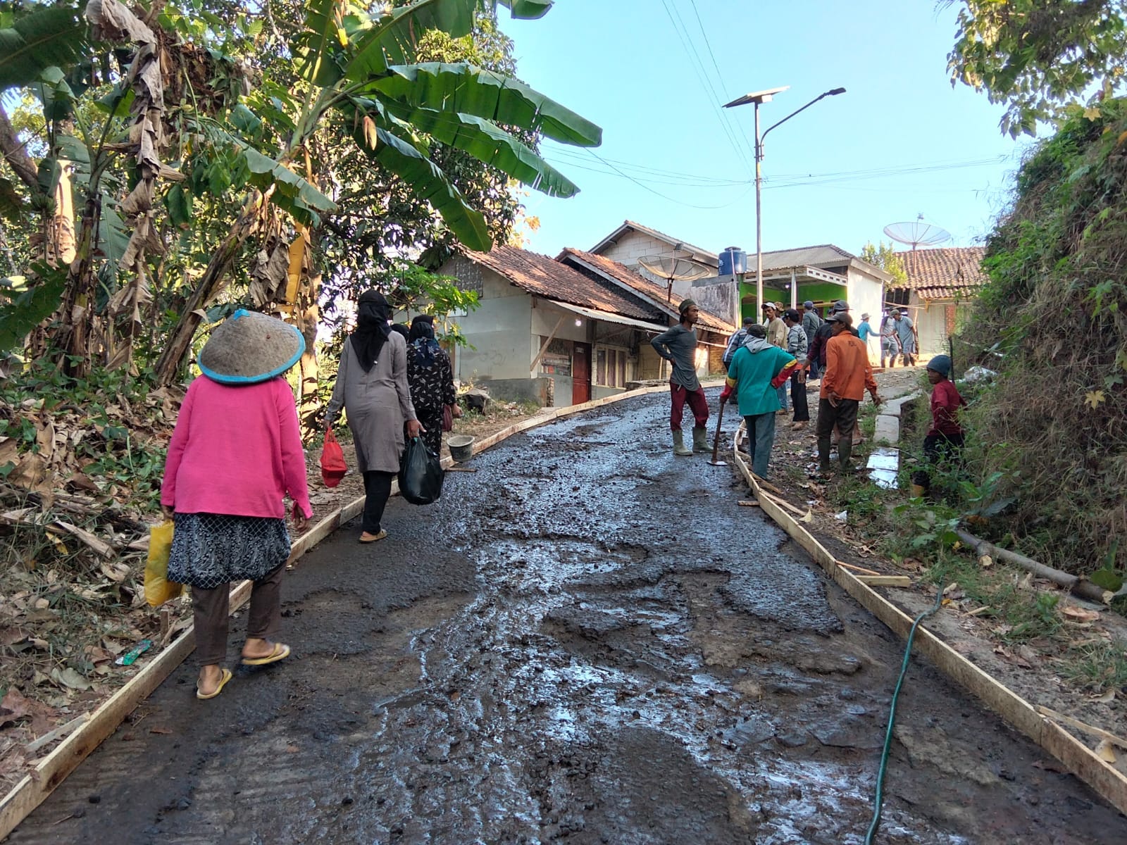 Warga Dua Desa di Malangbong Patungan Perbaiki Jalan Rusak, Anggaran Rp53 Juta Disiapkan