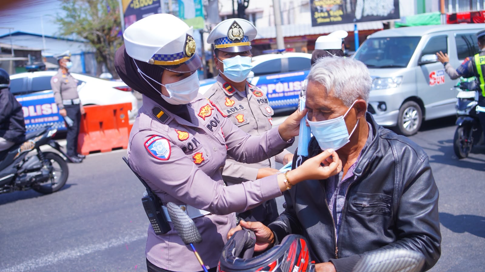 Antisipasi Dampak Debu Vulkanik, Polisi Bagikan Ratusan Masker di  Garut