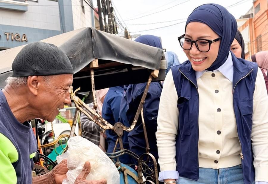 Borong Dagangan, Lalu Dibagikan: Cara Ibu Lola Berbagi dengan Warga Garut