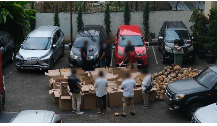 Disamarkan di Balik Muatan Kelapa, Bea Cukai Gagalkan Peredaran 796 Ribu Batang Rokok Ilegal di Sumedang