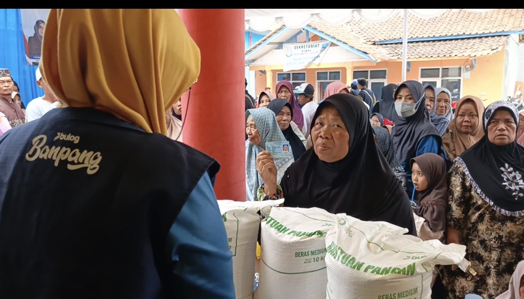 Demi Beras Bantuan, Warga Garut Padati Kantor Desa