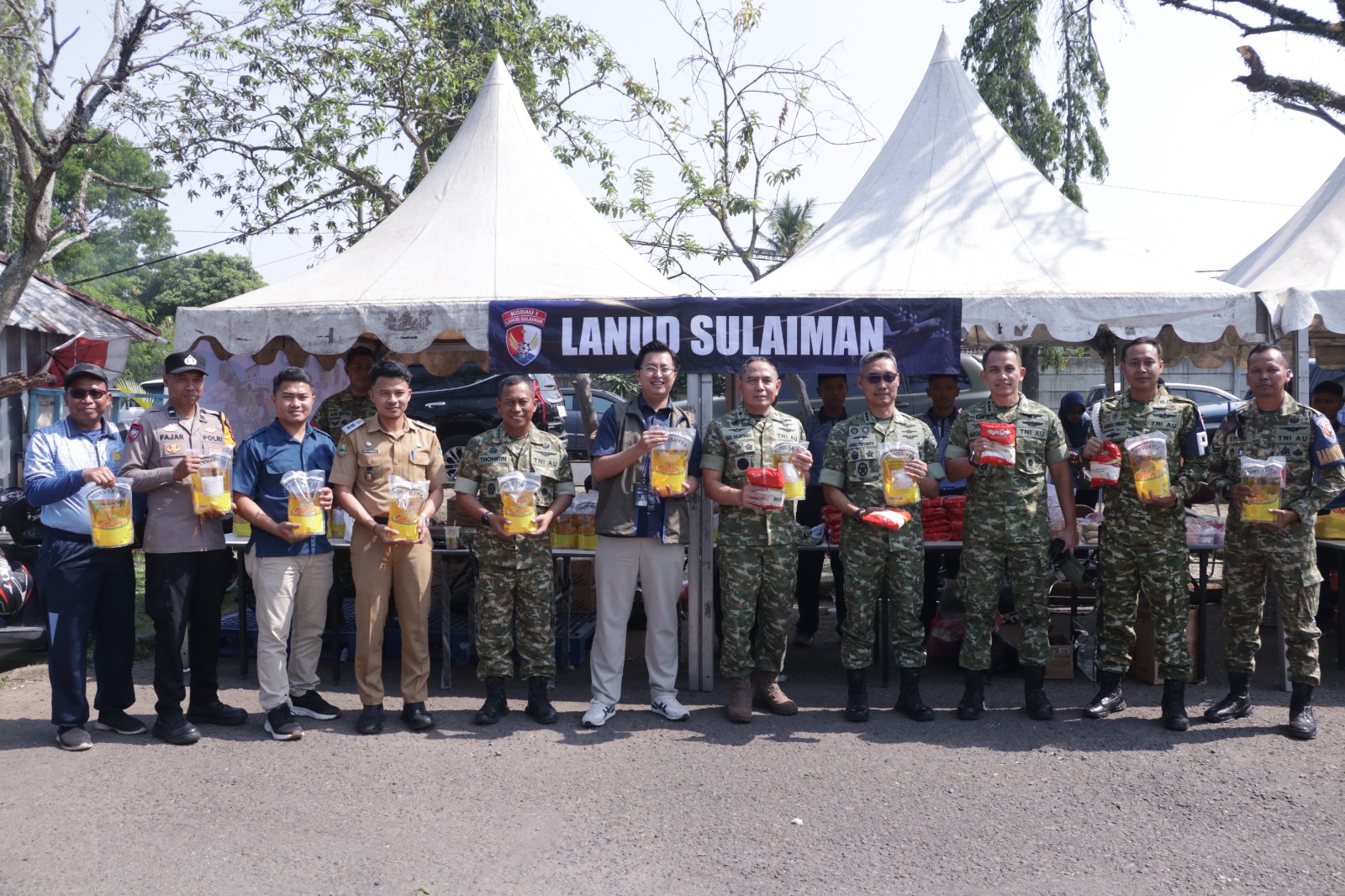 Sambut HUT ke-81 TNI, Lanud Sulaiman Gelar Bazar UMKM dan Sembako Murah