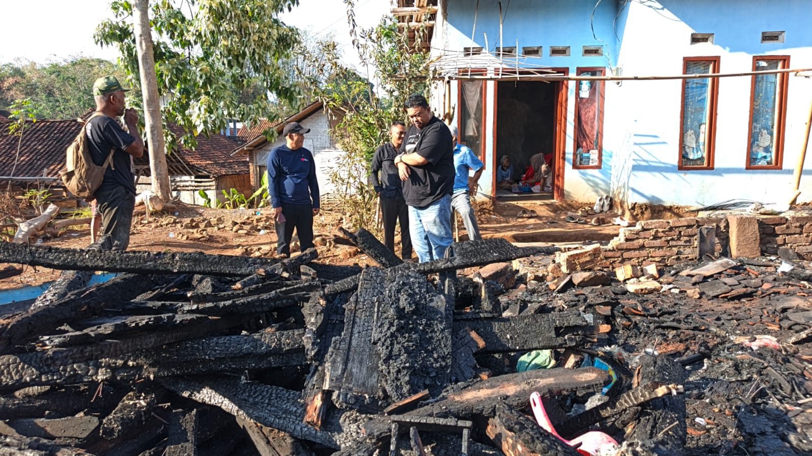 Lansia 105 Tahun Kehilangan Rumah karena Kebakaran, Anggota DPRD Garut Dorong CSR dan Baznas Turun Tangan