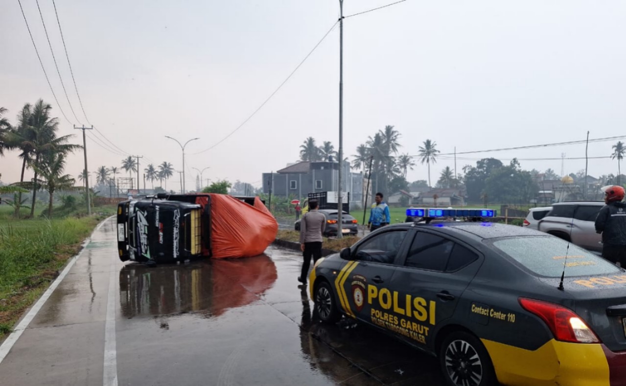 Hujan dan Jalan Licin, Truk Engkel Oleng di Jalan Ibrahim Adjie Garut