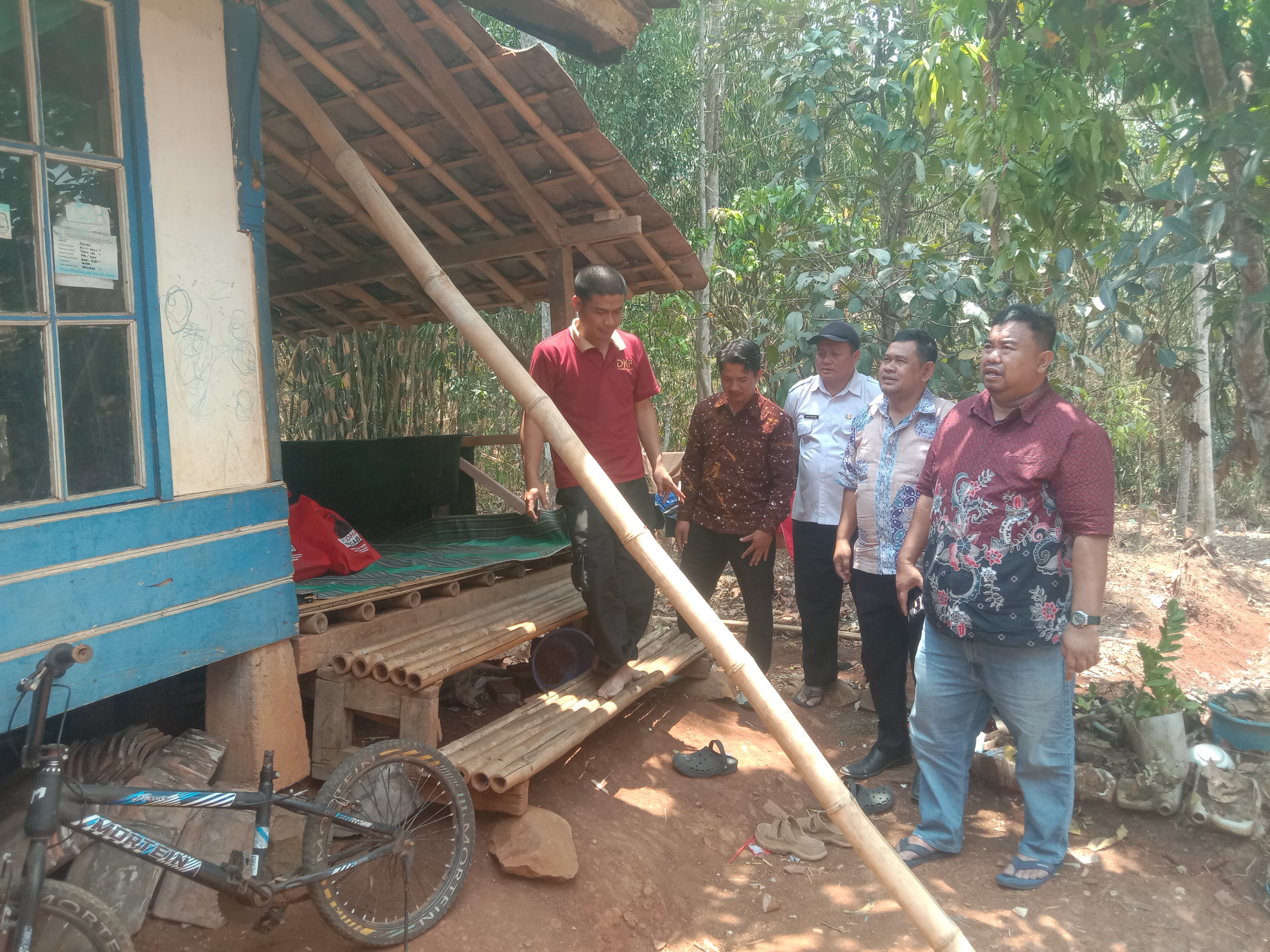 Rumah Nyaris Roboh, Keluarga Ibu Aminah di Limbangan Belum Masuk DTSEN, Yudha Dorong Kolaborasi CSR