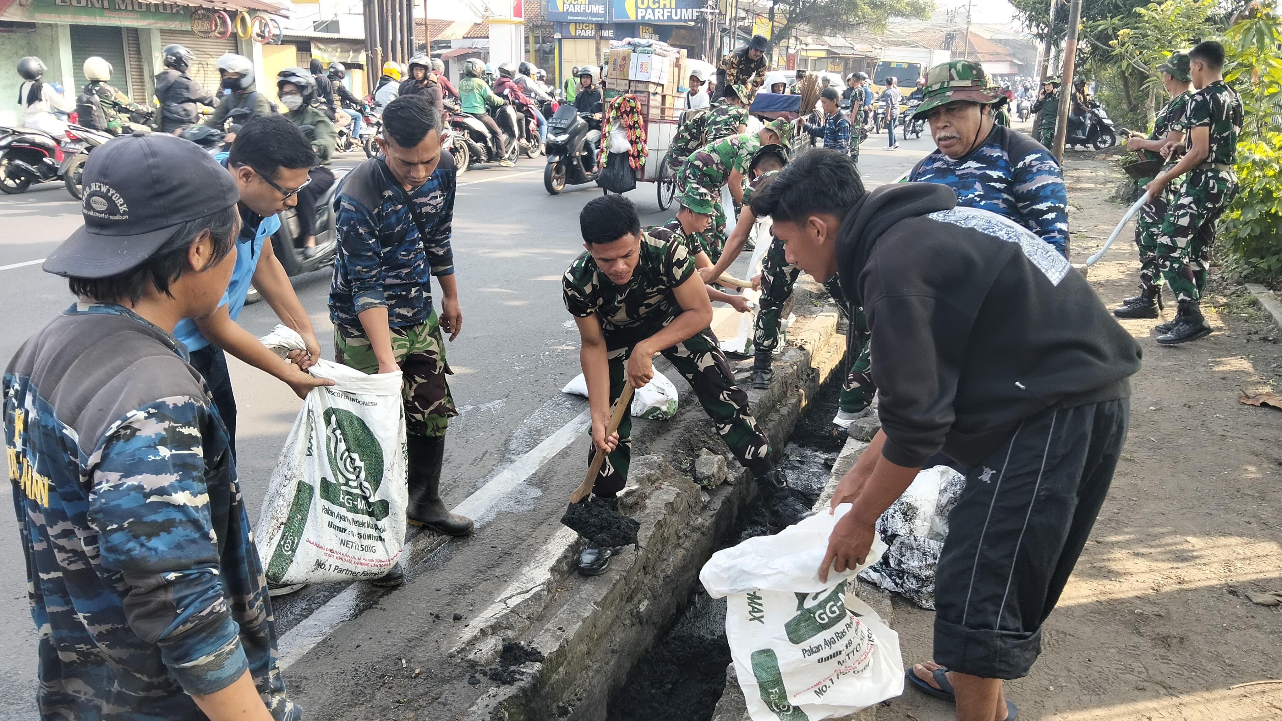 Sambut HUT ke-81 TNI, Lanud Sulaiman dan Warga Bergerak Bersihkan Lingkungan Margahayu