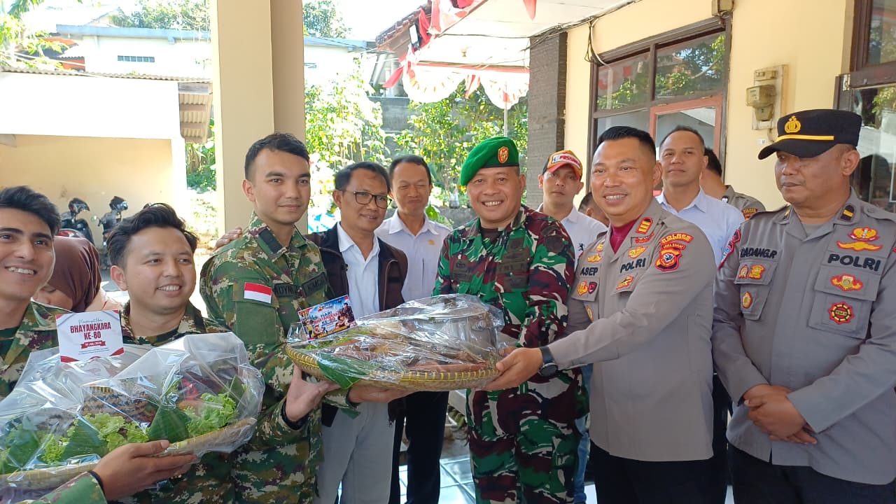 Dikira Mau Demo, Puluhan Personel TNI Serbu 3 Mapolsek di Sumedang Bawa Kejutan Nasi Liwet