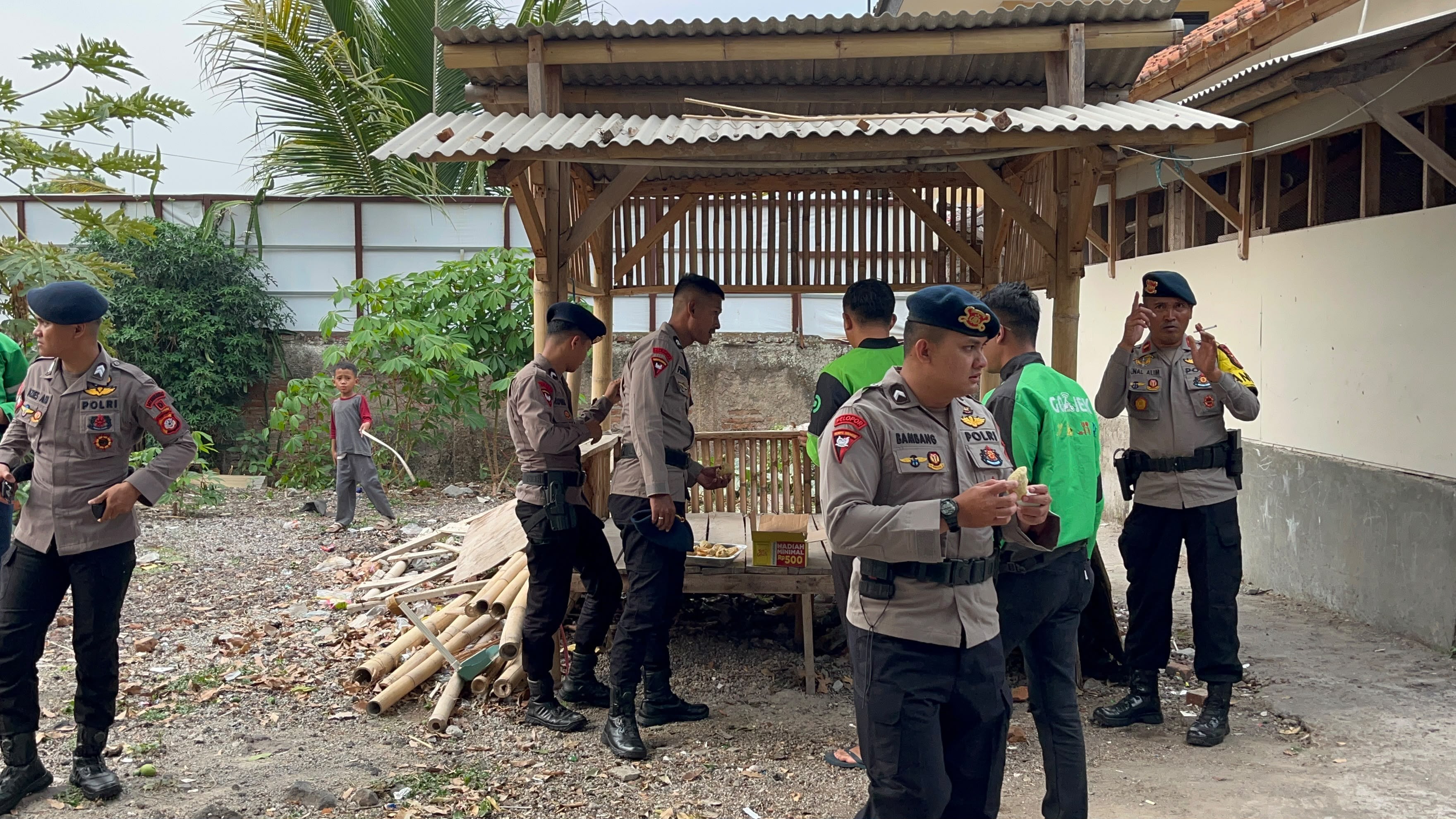 Peduli Lingkungan, Satbrimob Polda Jabar Bantu Warga Bersihkan Fasilitasi Umum