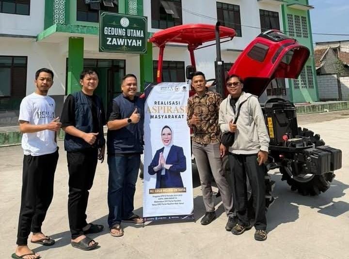 Lola Nelria Oktavia Realisasikan Aspirasi Petani, Traktor Roda Empat Diserahkan ke Kelompok Tani di Garut