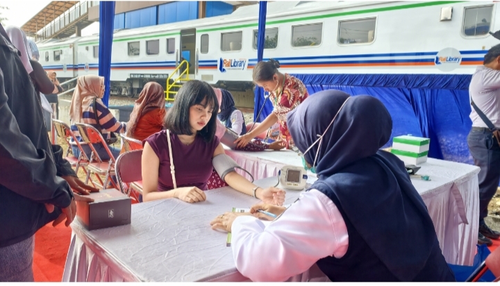 Semangat Sumpah Pemuda, KAI Daop 2 Bandung Hadirkan Rail Clinic untuk Layani Kesehatan Gratis Warga Rancaekek