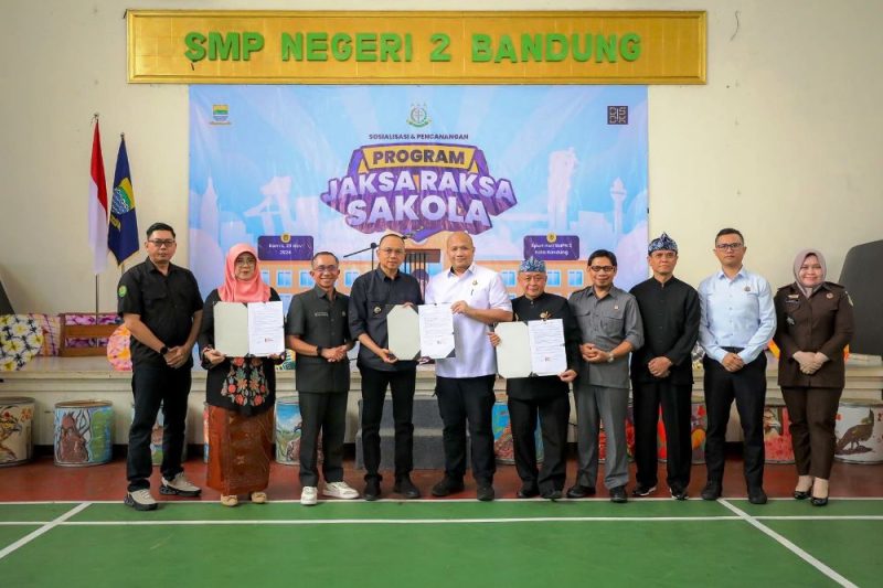 Kejari bersama Pemkot Bandung meluncurkan program Jaksa Raksa Sakola sebagai inisiatif untuk menciptakan lingkungan sekolah yang aman dan nyaman, sekaligus meningkatkan kesadaran hukum di dunia pendidikan.