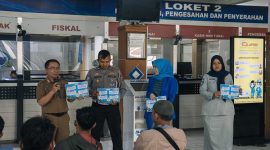 Kepala Samsat Kota Tasikmalaya Yana Suristriawan saat menerangkan manfaat program “Promo Akhir Tahun 2024, Pajak Kendaraan Jawa Barat.”