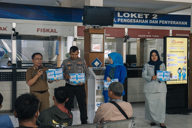 Kepala Samsat Kota Tasikmalaya Yana Suristriawan saat menerangkan manfaat program “Promo Akhir Tahun 2024, Pajak Kendaraan Jawa Barat.”