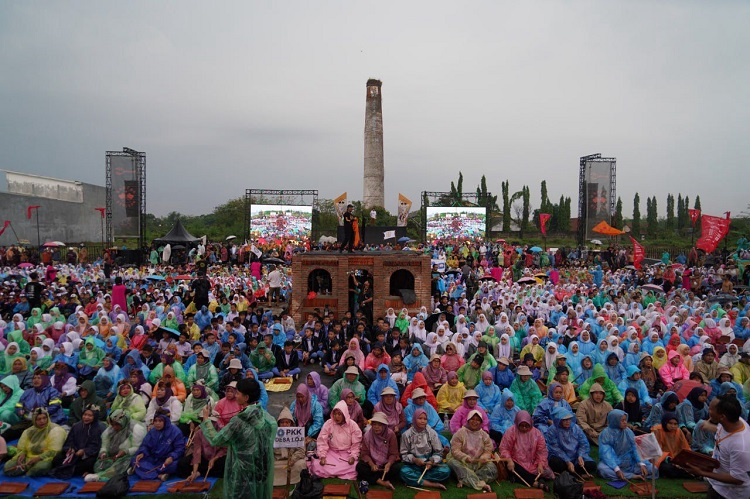Ribuan orang meriahkan Riksa Budaya Jawa Barat Tahun 2024 Wilayah Budaya Priangan yang digelar di Jatiwangi Square, Kabupaten Majalengka.
