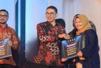 Febiyani,Kepala Bidang Kebudayaan Dinas Pariwisata dan Kebudayaan Provinsi Jawa Barat saat menerima 22 sertifikat penetapan Warisan Budaya Takbenda Indonesia dari Mentri Kebudayaan Republik Indonesia,Fadli Zon di Jakarta.