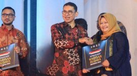 Febiyani,Kepala Bidang Kebudayaan Dinas Pariwisata dan Kebudayaan Provinsi Jawa Barat saat menerima 22 sertifikat penetapan Warisan Budaya Takbenda Indonesia dari Mentri Kebudayaan Republik Indonesia,Fadli Zon di Jakarta.