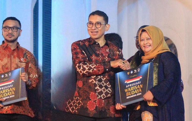 Febiyani,Kepala Bidang Kebudayaan Dinas Pariwisata dan Kebudayaan Provinsi Jawa Barat saat menerima 22 sertifikat penetapan Warisan Budaya Takbenda Indonesia dari Mentri Kebudayaan Republik Indonesia,Fadli Zon di Jakarta.