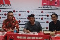 Ketua Tim Pemenangan Calon Bupati dan Wakil Bupati Kuningan Ridho - Kamdan Nuzul Rachdy didampingi Kuasa Hukum Indra Sudrajat saat memberikan keterangan Pers,Jumat (6/12).
