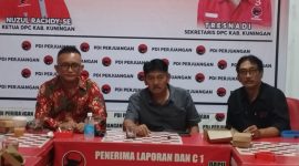 Ketua Tim Pemenangan Calon Bupati dan Wakil Bupati Kuningan Ridho - Kamdan Nuzul Rachdy didampingi Kuasa Hukum Indra Sudrajat saat memberikan keterangan Pers,Jumat (6/12).