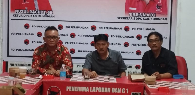 Ketua Tim Pemenangan Calon Bupati dan Wakil Bupati Kuningan Ridho - Kamdan Nuzul Rachdy didampingi Kuasa Hukum Indra Sudrajat saat memberikan keterangan Pers,Jumat (6/12).
