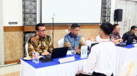 Kakanwil KUMHAM Jabar Masjuno saat menguji peserta 