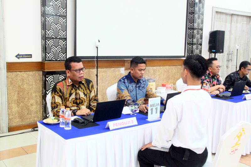 Kakanwil KUMHAM Jabar Masjuno saat menguji peserta 