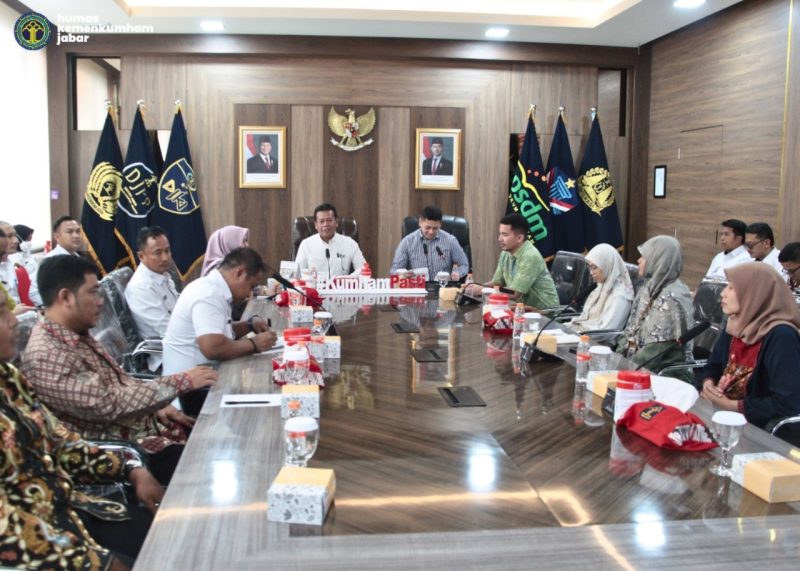 Wakil Penanggung Jawab Kegiatan Entry Meeting, Dandy Handoza saat bersama kakanwil Masjuno
