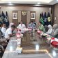 Wakil Penanggung Jawab Kegiatan Entry Meeting, Dandy Handoza saat bersama kakanwil Masjuno