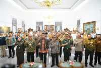 Kakanwil KUMHAM Jabar, Masjuno bersama forkopimda Jabar saat mengikuti kegiatan Penyerahan daftar isian pelaksanaan anggaran (DIPA) tahun 2025