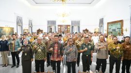Kakanwil KUMHAM Jabar, Masjuno bersama forkopimda Jabar saat mengikuti kegiatan Penyerahan daftar isian pelaksanaan anggaran (DIPA) tahun 2025