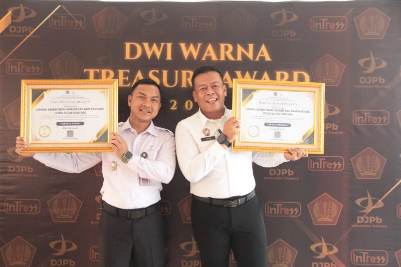 Kakanwil Kemenkumham jabar Masjuno menyabet dua penghargaan pada ajang Dwi Warna Treasury Award 2024.