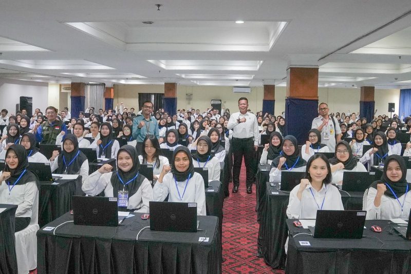 Kakanwil Kemenkumham Jabar Masjuno foto bersama para peserta seleksi CPNS 