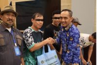 Lapas Sukamiskin Bandung menyelenggarakan kegiatan Bakti Sosial yang menyasar keluarga warga binaan pemasyarakatan (WBP) dan masyarakat di sekitar Lapas. Salah seorang WBP saat menerima paket bantuan dari salah seorang Pimti di Lapas Sukamiskin 