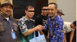 Lapas Sukamiskin Bandung menyelenggarakan kegiatan Bakti Sosial yang menyasar keluarga warga binaan pemasyarakatan (WBP) dan masyarakat di sekitar Lapas. Salah seorang WBP saat menerima paket bantuan dari salah seorang Pimti di Lapas Sukamiskin 