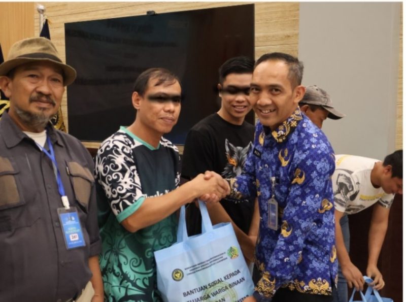 Lapas Sukamiskin Bandung menyelenggarakan kegiatan Bakti Sosial yang menyasar keluarga warga binaan pemasyarakatan (WBP) dan masyarakat di sekitar Lapas. Salah seorang WBP saat menerima paket bantuan dari salah seorang Pimti di Lapas Sukamiskin 