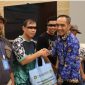 Lapas Sukamiskin Bandung menyelenggarakan kegiatan Bakti Sosial yang menyasar keluarga warga binaan pemasyarakatan (WBP) dan masyarakat di sekitar Lapas. Salah seorang WBP saat menerima paket bantuan dari salah seorang Pimti di Lapas Sukamiskin 
