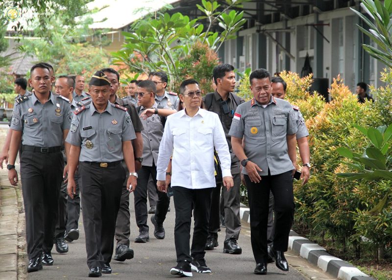 Wakil Ketua DPR RI, Adies Kadir, beserta rombongan, melakukan kunjungan kerja ke Lapas Kelas 1 Sukamiskin Bandung, yang di terima langsung oleh Kakanwil Kemenkumham Jabar Masjuno dan Kalapas Sukamiskin Wachid Wibowo pada Senin (23/12/2024).