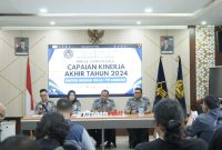 Jajaran Pimti Kantor Imigrasi Kelas 1 TPI Bandung saat konferensi pers capaian kinerja Tahun 2024 di Aula Kantor