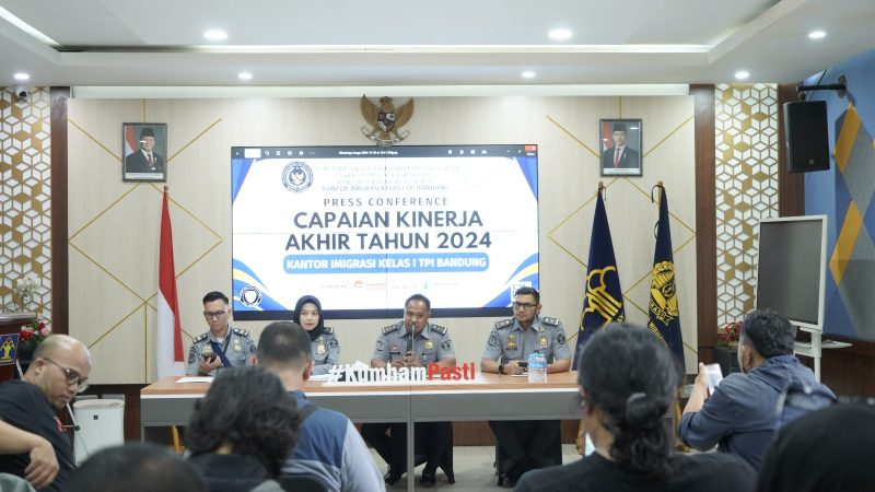 Jajaran Pimti Kantor Imigrasi Kelas 1 TPI Bandung saat konferensi pers capaian kinerja Tahun 2024 di Aula Kantor