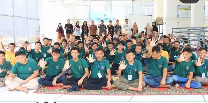Keterangan foto: puluhan peserta dari warga binaan Lapas Banceuy yang mengikuti program rehabilitasi bersama pemateri dari BNN Kota Bandung