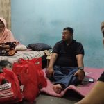 Anggota DPRD Garut Tengok Janda Tua Yang Tinggal Sendiri di Rumah Tidak Layak