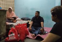 Anggota DPRD Garut saat melihat janda tua yang tinggal sebatang kara di rumah tidak layak huni. Foto istimewa.