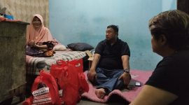 Anggota DPRD Garut saat melihat janda tua yang tinggal sebatang kara di rumah tidak layak huni. Foto istimewa.