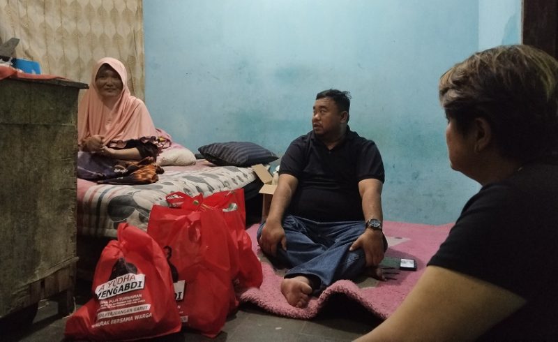 Anggota DPRD Garut saat melihat janda tua yang tinggal sebatang kara di rumah tidak layak huni. Foto istimewa.