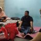 Anggota DPRD Garut saat melihat janda tua yang tinggal sebatang kara di rumah tidak layak huni. Foto istimewa.