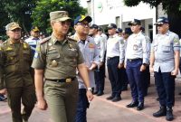 Plh. Kepala Dinas Perhubungan Jawa Barat M. Ade Afriandi sedang memeriksa personil saat apel siaga pengamanan Natal dan tahun baru di Graha Perhubungan,Bandung (16/12/2024).