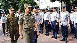 Plh. Kepala Dinas Perhubungan Jawa Barat M. Ade Afriandi sedang memeriksa personil saat apel siaga pengamanan Natal dan tahun baru di Graha Perhubungan,Bandung (16/12/2024).