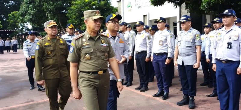 Plh. Kepala Dinas Perhubungan Jawa Barat M. Ade Afriandi sedang memeriksa personil saat apel siaga pengamanan Natal dan tahun baru di Graha Perhubungan,Bandung (16/12/2024).